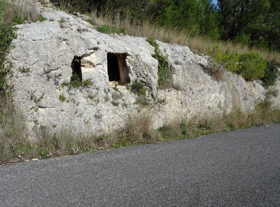 Necropoli di Filiporto attraversata dall'asfalto Necropoli di Filiporto attraversata dall'asfalto