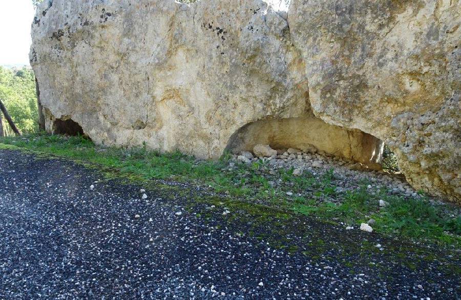 Necropoli di Filiporto, tombe sezionate per costruire la strada Necropoli di Filiporto, tombe sezionate per costruire la strada