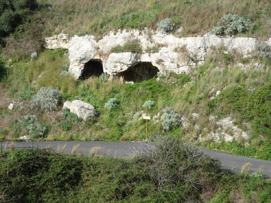 Villaggio bizantino della Cavetta attraversato dall'asfalto Villaggio bizantino della Cavetta attraversato dall'asfalto